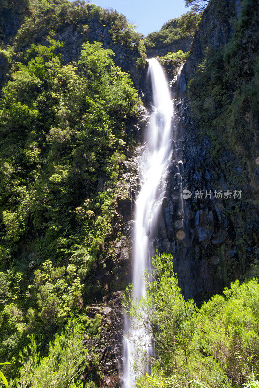 在一个美丽的夏日里，Rabaçal附近的山上的Risco瀑布和马德拉岛的Levada do Risco步道